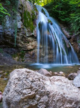 dağ orman içinde güzel şelale