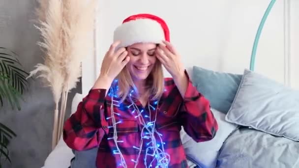 Concepto Navidad Decoración Vacaciones Joven Rubia Baila Ríe Desentrañando Una — Vídeos de Stock