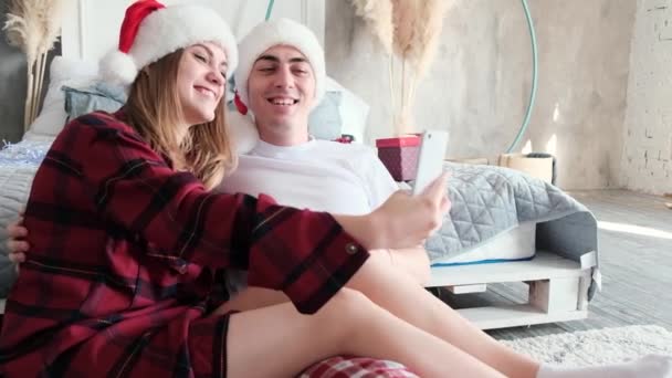 Natal Família Online Parabéns Sorrindo Jovem Mulher Homem Usando Telefone — Vídeo de Stock