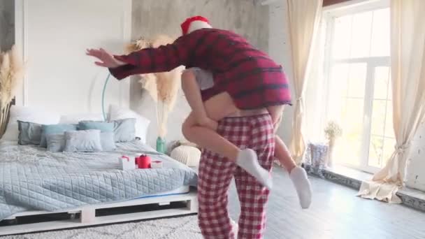 Navidad Casa Pareja Joven Con Pijamas Sombreros Santa Incursión Medio — Vídeos de Stock