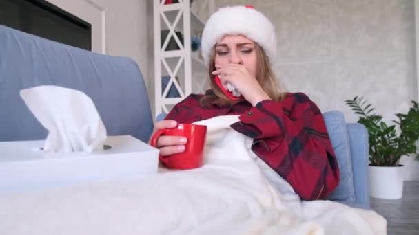 Soğuk Hastalık Konsepti Sıcak Çay Ilaç Içen Genç Bir Kadın — Stok video
