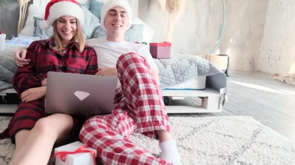 Kerstmis Online Familie Gefeliciteerd Lachende Jonge Vrouw Man Santa Hoeden — Stockvideo