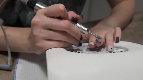 Manicure sprzętowy w domu. Piękno i opieka zdrowotna. Kobieta przykłada elektryczną wiertarkę do paznokci do palców. Manicure mechaniczny zbliżenie. Koncepcja pielęgnacji ciała. — Wideo stockowe