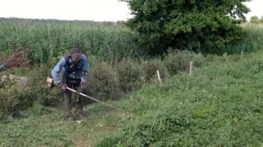 Kıdemli adam çimleri benzin fırçası makasıyla biçiyor. Adam mutlu, oğlu ona geldi. Son sınıf öğrencisi benzin fırçası keskisi fırlatıyor ve yetişkin oğluyla buluşmaya gidiyor..