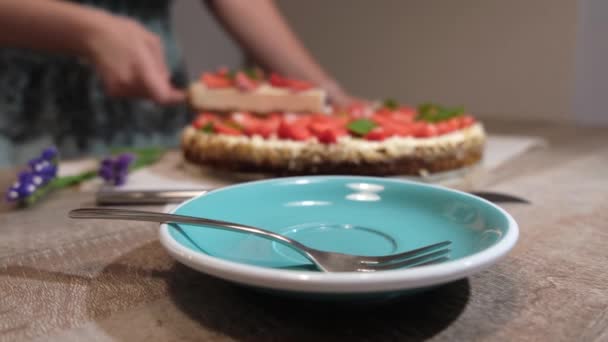 Pastel de queso casero recién cocinado con fresas y menta, 4k — Vídeos de Stock