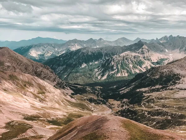 Paisaje montañoso, colinas y crestas bajo cielos nublados — Foto de Stock