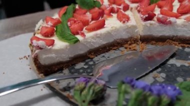 Çilekli taze ev yapımı cheesecake ve metal tepside naneli kek, 4K.