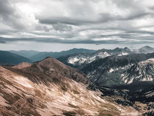 Paisaje montañoso, colinas y crestas bajo cielos nublados — Foto de Stock