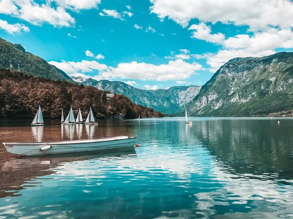 Lake montanhas veleiros bohinj. Parque nacional de Triglav, slovenia. Natureza fundo. — Fotografia de Stock