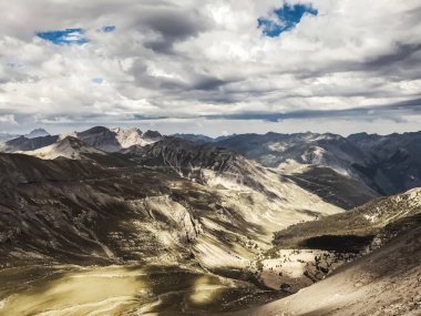 Dağ manzarası, dağ tepeleri ve bulutlu gökyüzünün altındaki tepeler