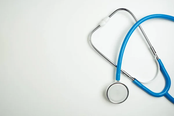 Blauwe stethoscoop of fonendoscoop close-up geïsoleerd op witte achtergrond, medisch concept Rechtenvrije Stockfoto's