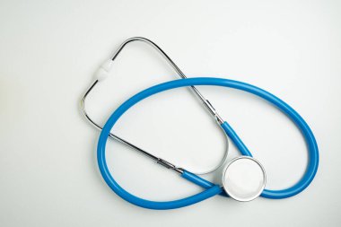 Mavi steteskop ya da fonendoskop beyaz zemin üzerinde izole edilmiş, tıp konsepti