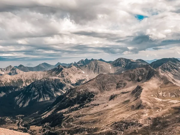 Paisagem montanhosa, montanhas e cumes sob céus nublados — Fotografia de Stock