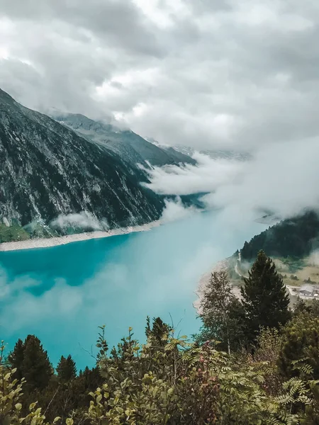 Limpar lago azul alpino Schlegal com cores brilhantes e picos de montanha no fundo, nublado, Schlegal, Zillertal Alps, Mayrhofen, Áustria. Tiro vertical — Fotografia de Stock