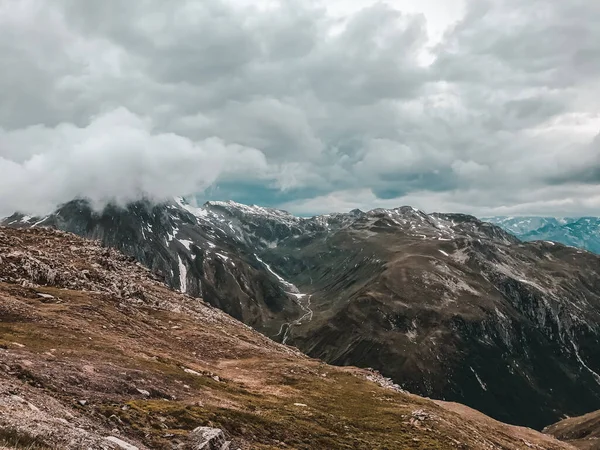 Horská krajina, horské kopce a hřebeny pod zataženými — Stock fotografie