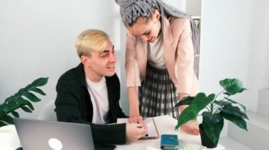 İş, takım çalışması, ofis işi. Erkek ve kadın meslektaşlar iş konularında iletişim kurarlar. Tartışıyorlar, gülüyorlar, birbirlerini savunuyorlar. Spor ceketli genç, modern yaratıcı insanlar.