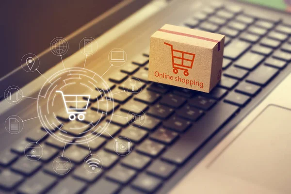İnternetten alışveriş, e-ticaret konsepti: klavyedeki karton kutular. çevrimiçi internet kullanılarak kolayca yapılabilen ulaşım tasvirleri.