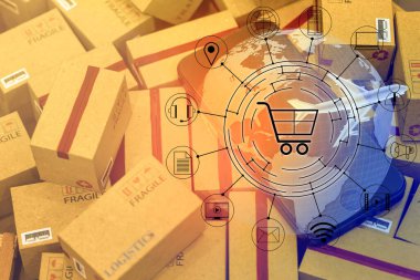 Karton kutular üzerinde cep telefonu olan dünya haritası. Çevrimiçi alışveriş veya ecommerce konsepti için uluslararası taşımacılık veya nakliye hizmeti kavramı. Yük taşımacılığı iş konsepti.