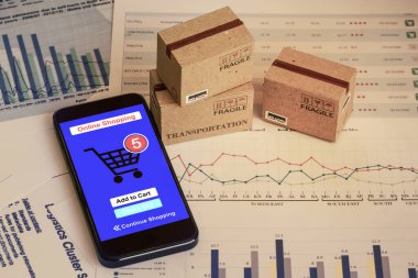 Akıllı telefon, karton kutularla çevrimiçi bir alışveriş uygulaması çalıştırıyor. Bu tür finansal grafikler hakkındaki konsept, her yıl mal ihracatının genişlemesi ile ihracat ticareti arasındaki bar yığınlarını karşılaştırmayı içerir..