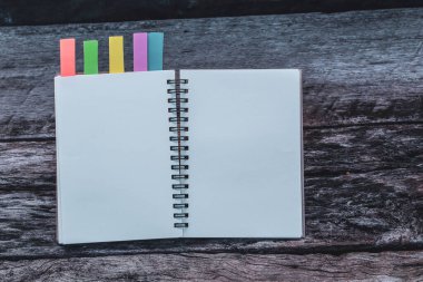 Asgari çalışma alanı: Renkli not defteri eski ahşap masa üzerine sekme, Vintage resim tonu. Amaca ulaşmak için kaydedilen çalışma fikri.