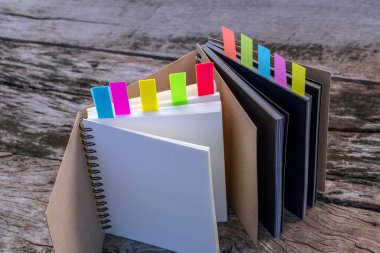 Not defteri olan dokümanlar için renkli yer imleri, yer imleri için renkli sekmelerin kapatılması, farklı renkli yapışkanlar (çok renkli etiketler) renkli kağıt etiketler. Vaka çalışması kavramı. 