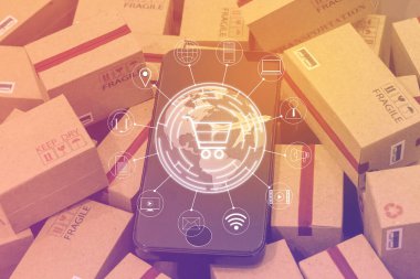 Karton kutular üzerinde cep telefonu olan dünya haritası. Çevrimiçi alışveriş ya da ekommerce konsepti için uluslararası bir nakliye hizmeti fikri. Yük taşımacılığı iş konsepti.