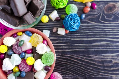 çok renkli şekerleme kekleri Bizet marmelat şekerlemeleri ahşap bir arka planda metin için