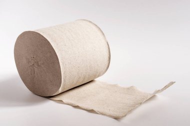 Beyaz arkaplanda bir rulo sade kağıt yakın plan