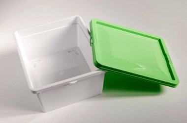 Kapağı beyaz arkaplanlı plastik kap - yakın plan -