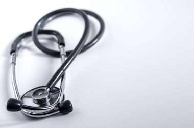 Tıbbi steteskop ön planda beyaz arka plan keskinliği üzerine yakın çekim
