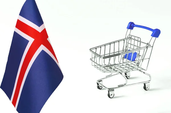 Prázdný Nákupní Košík Vlajka Islandu Bílém Pozadí Spotřebitelský Koš — Stock fotografie
