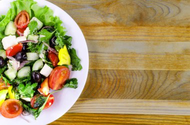 Sebze salatası salatalık biber peynirli zeytin beyaz tabakta Kopi alanı