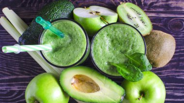 meyve ve sebze püresi berrak cam içinde sağlıklı gıda konsepti üst görünüm