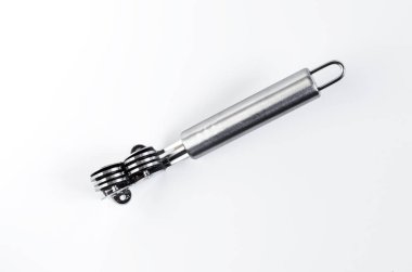 Elle bıçak keskinleştirmek için metal mutfak aleti ön planda keskinlik