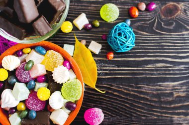 çok renkli şekerleme kekleri Bizet marmelat şekerlemeleri ahşap bir arka planda metin için