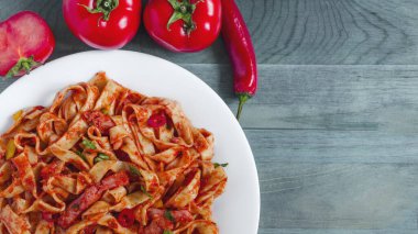 Domates ezmeli baharatlı spagetti.