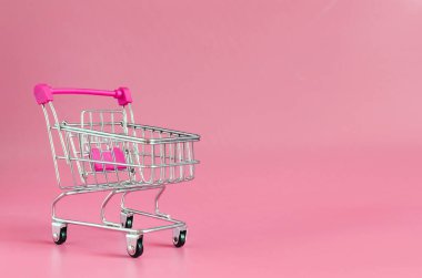 Kırmızı arka planda kırmızı boş el arabası ticareti kavramını kapat