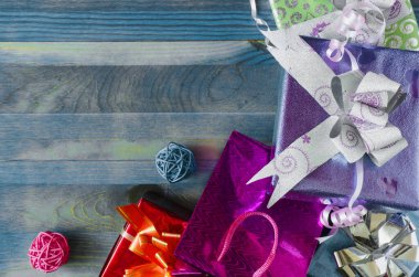 parlak renkli hediye kutuları ahşap arka plan kopi uzay tatil konsepti üzerinde yay paketleri