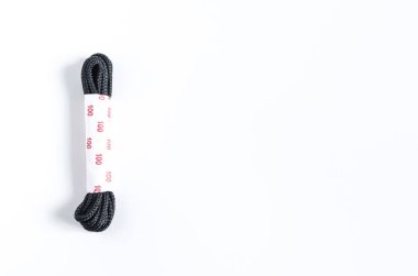 metin için beyaz arkaplan boşluğunda bir pakette siyah ayakkabı bağcıkları