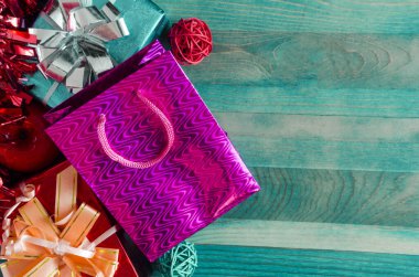 parlak renkli hediye kutuları ve dekoratif elementler ahşap arkaplan kopi alanı üst görünümü üzerinde