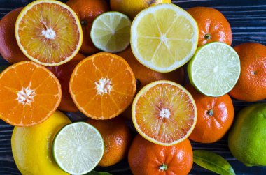 Parlak mandalina dilimleri limon portakalları limon limon narenciyesi meyveleri ahşap bir arka plan manzarasına kapanıyor.