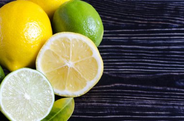 Mandalinalar limonlar limonlar limonlar narenciye meyveleri ahşap bir arka plan kopi uzayına kapanıyorlar.