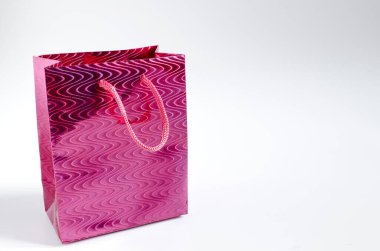 Beyaz arkaplan kopyalama alanı üzerine kalem yakın plan parlak kırmızı paket