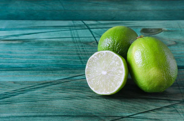 Limes Vertes Fraîches Une Demi Lime Sur Fond Bois Espace — Photo