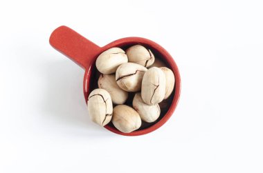 Kahverengi kabın içinde büyük cevizler, beyaz arka planda. Yakın plan.