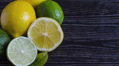 Mandalinalar limonlar limonlar limonlar narenciye meyveleri ahşap bir arka plan kopi uzayına kapanıyorlar.