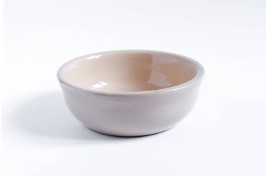 Beyaz arkaplanda açık renkli seramik boş bardak