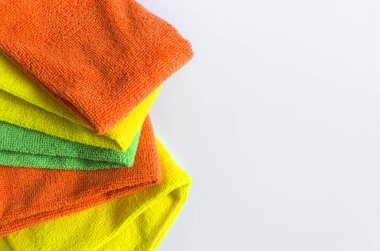 Renkli temizleme havluları, evi temizleyen beyaz bir arka plana kapanıyor.