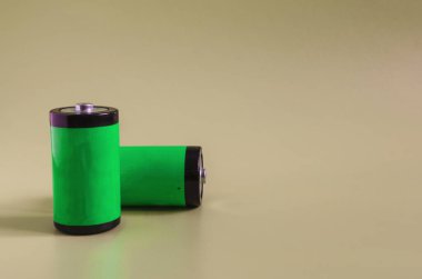 Işık arkaplanındaki renk pilleri. Kopya uzayının renkli arka planında iki pil