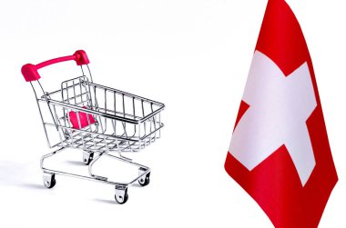 Boş metal alışveriş sepeti ve arka planda hafif arka planda İsviçre bayrağı tüketici sepeti kavramı
